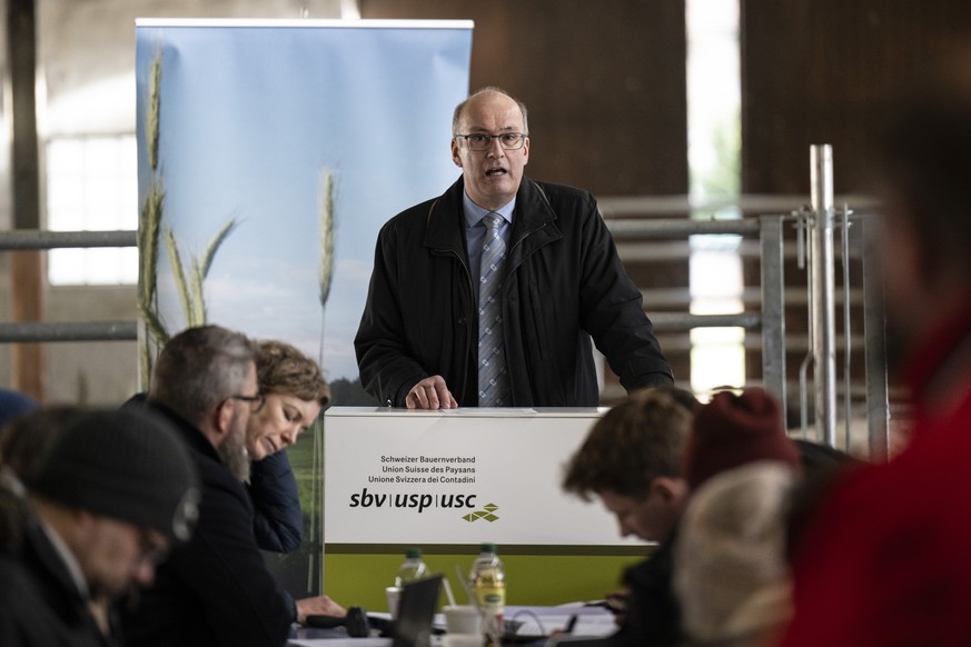 Markus Ritter, Praesident, spricht an der Jahresmedienkonferenz des Schweizer Bauernverbands, am Mittwoch, 3. Januar 2024, in Seedorf. Die Bauernbetriebe verdienen vier von fuenf Franken mit dem Verka ...