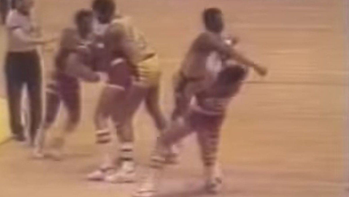 Eine instinktive Aktion mit fatalen Folgen: Kermit Washington streckt Rudy Tomjanovich brutal nieder.