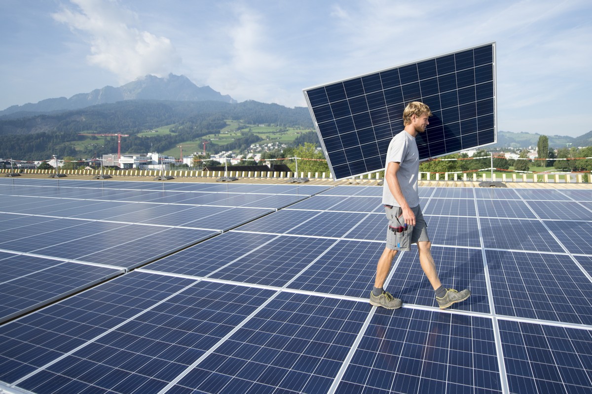 Spezialisten der Firma Be Netz AG montieren die Photovoltaikanlage auf dem Dach der Swissporarena auf der Allmend in Luzern am Freitag, 2. September 2016. (KEYSTONE/Urs Flueeler)
