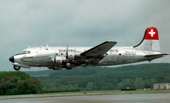 Eine Douglas DC-4 in den Originalfarben der 40er Jahre setzt am 29. Aprill 1997 zur Landung auf dem Flughafen Zuerich-Kloten an. Mit der restaurierten DC-4 erinnert die Swissair an ihren ersten Transa ...