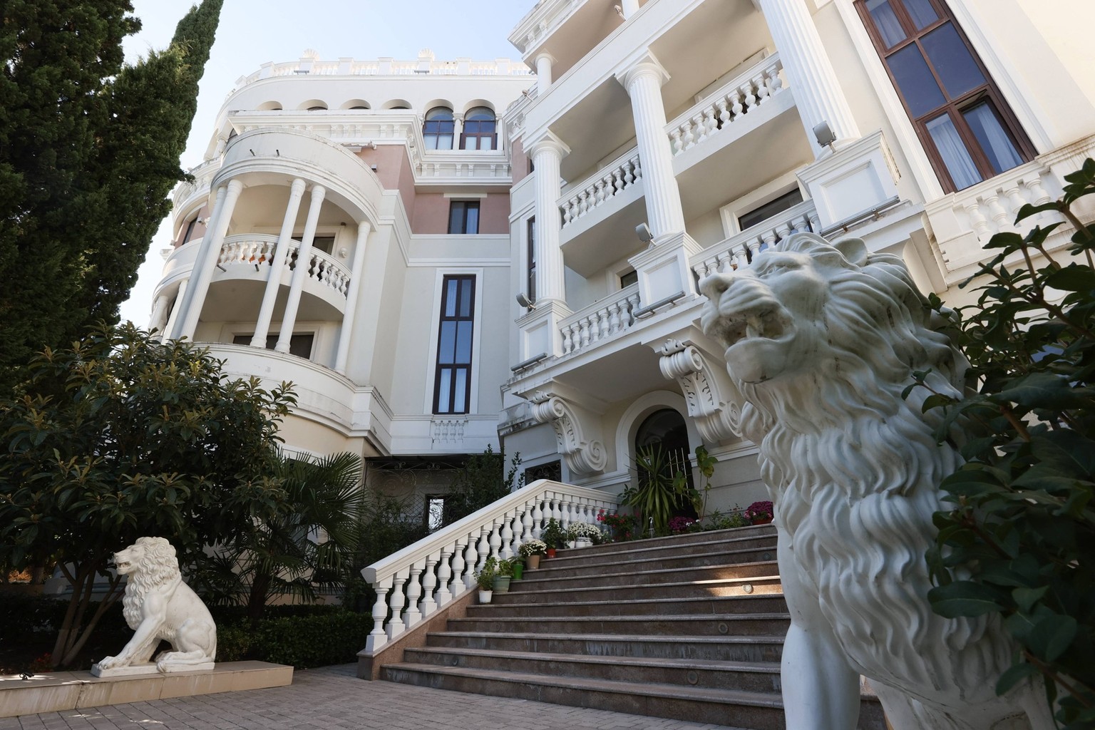 Russia: Zelensky s apartment in Crimea RUSSIA, REPUBLIC OF CRIMEA - OCTOBER 18, 2023: A view of the Imperator residential complex in Baturina Street in the village of Livadiya where a nationalized apa ...