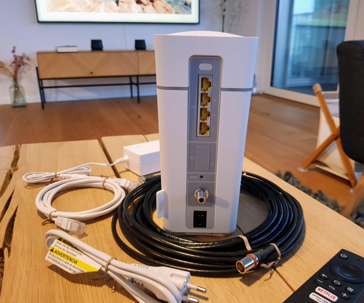 Die Rückseite der Yallo Cable Box hat vier LAN-Anschlüsse (Gigabit), Coax-Anschluss sowie Power-, WPS- und Reset-Button. Die beiden Telefonanschlüsse sind abgeklebt. Yallo bietet keine Festnetztelefon ...
