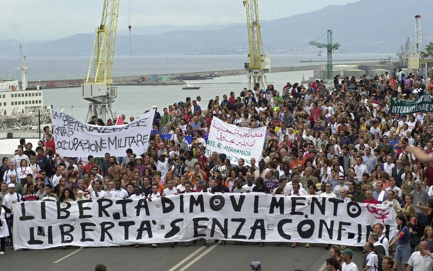 Sans-Papiers demonstrieren im Juli 2001 am Hafen von Genua gegen den G8.