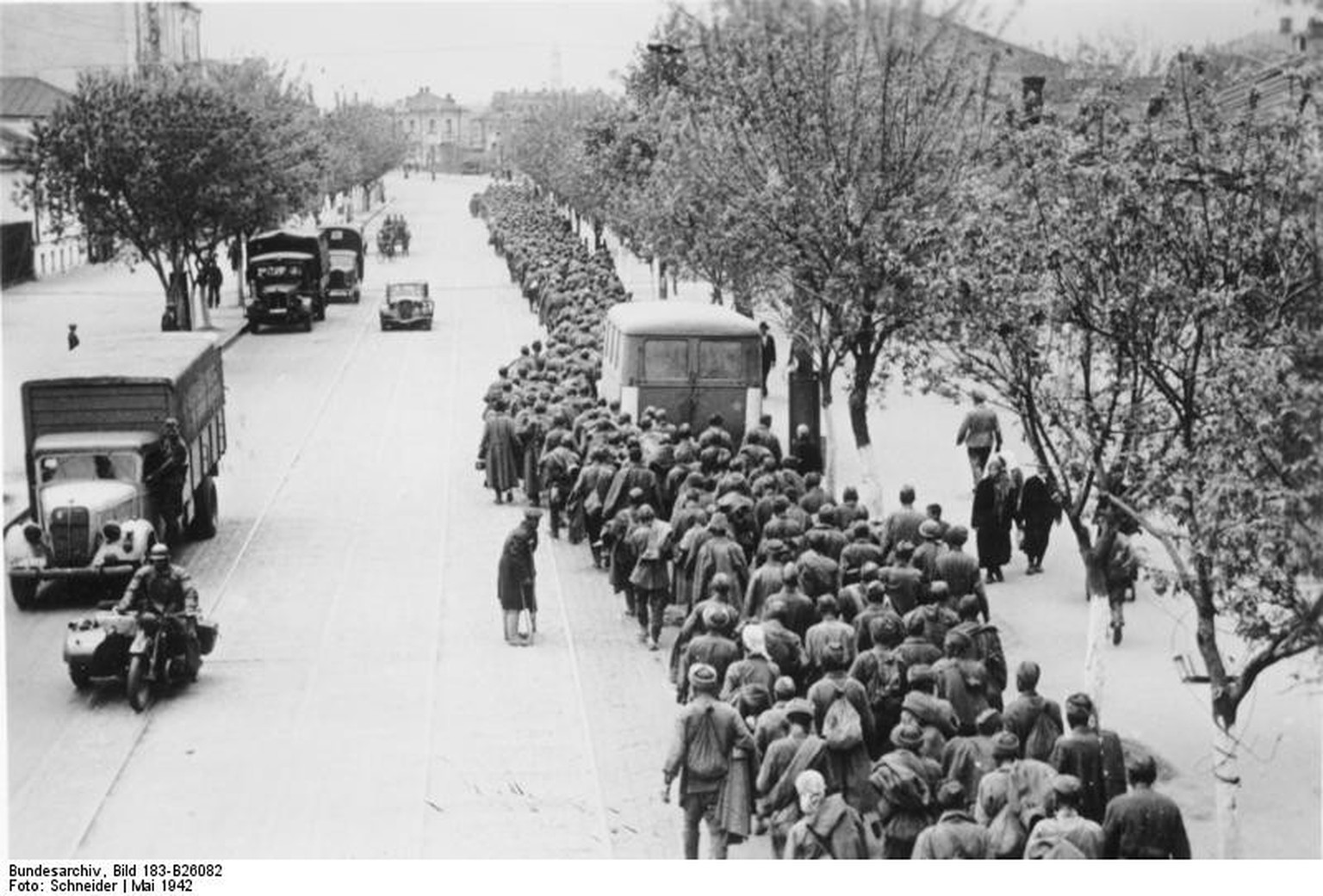 Kriegsgefangene sowjetische Soldaten in Charkiw, Mai 1942.