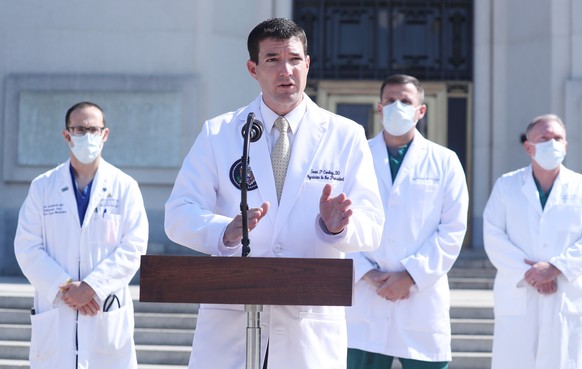 Dr. Sean Conley spricht vor dem Walter Reed-Spital über den Gesundheitszustand von Patient Donald Trump.