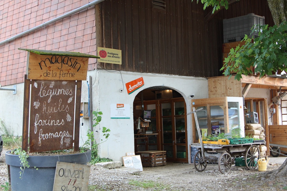 Reportage à la ferme de Trois Rods, dans le canton de Neuchâtel, avec un membre du service civil.
