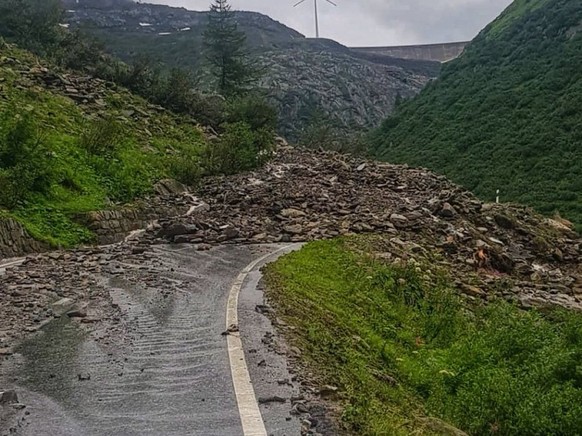 Der starke Regen führte auch auf der Walliser Seite des Nufenenpasses zu einem Erdrutsch, der die Passstrasse verschüttete.