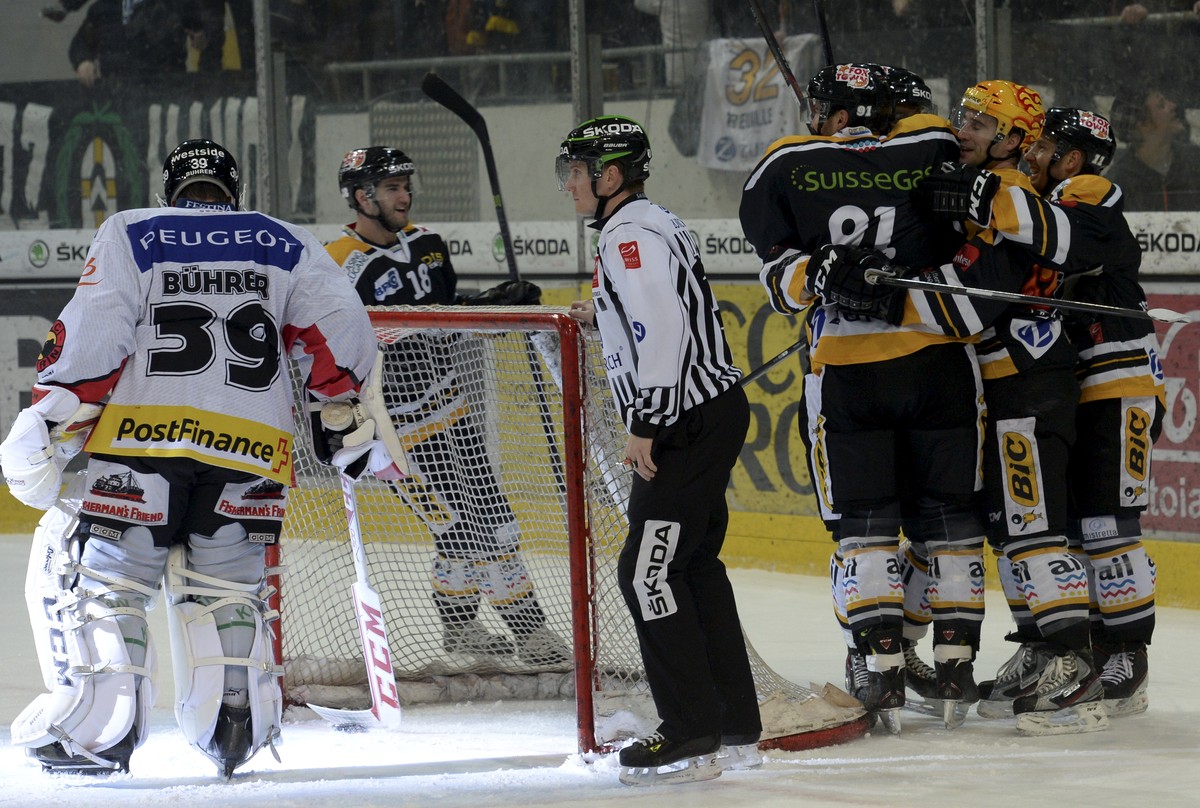 Nichts zu lachen. SCB-Goalie Bührer beobachtet die jubelnden Luganesi.