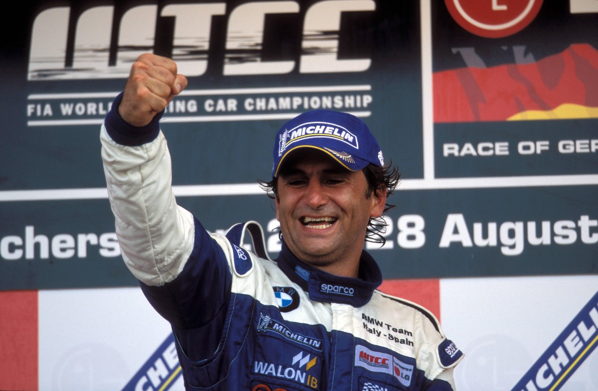 Bildnummer: 01729843 Datum: 28.08.2005 Copyright: imago/Andreas Beil
Siegerehrung nach dem WTCC Rennen in Oschersleben 2005: Sieger Alessandro Zanardi (Italien / BMW) jubelt; Alex, Vdia, quer, close, ...