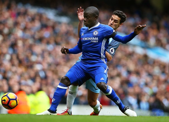 epa05657906 Manchester City&#039;s Jesus Navas (R) in action against Chelsea&#039;s N&#039;Golo Kante (front) during the English Premier League soccer match between Manchester City and Chelsea FC in M ...