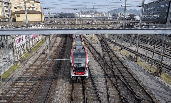 Zuege der SBB am Bahnhof Luzern am Freitag, 20. Maerz 2020, waehrend der Coronavirus-Pandemie. (KEYSTONE/Urs Flueeler)