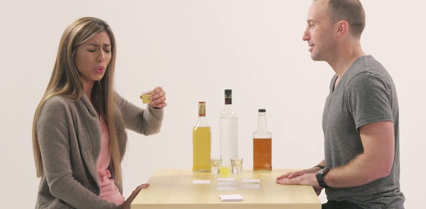 Ein Trinkspiel für Pärchen – bei diesen Fragen würde ich auch sofort zum Schnapsglas greifen