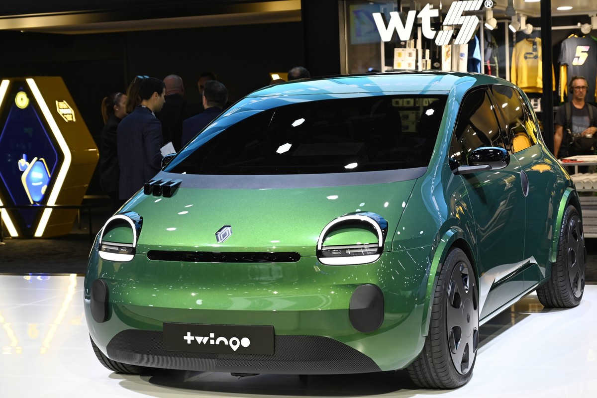 Paris Motor Show 2024 The new electric TWINGO is at the Renault stand at the Paris Motor Show in Paris, France, on October 14, 2024, at Paris Expo Porte de Versailles. Paris France PUBLICATIONxNOTxINx ...