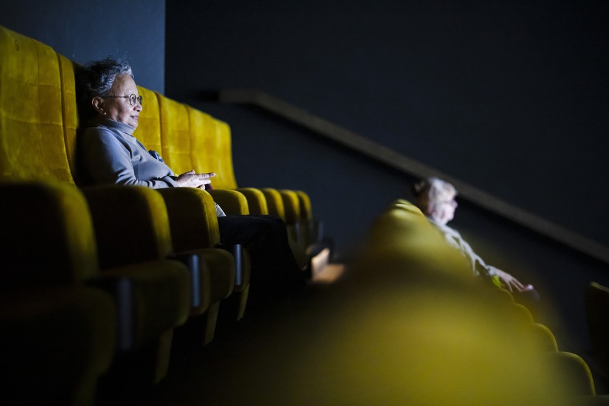 Zuschauerinnen verfolgen einen Film im Kino Kosmos, am Donnerstag, 17. Februar 2022 in Zuerich. Der Bundesrat hebt per Donnerstag fast alle Corona-Massnahmen auf. Dazu gehoert auch die Maskenpflicht i ...