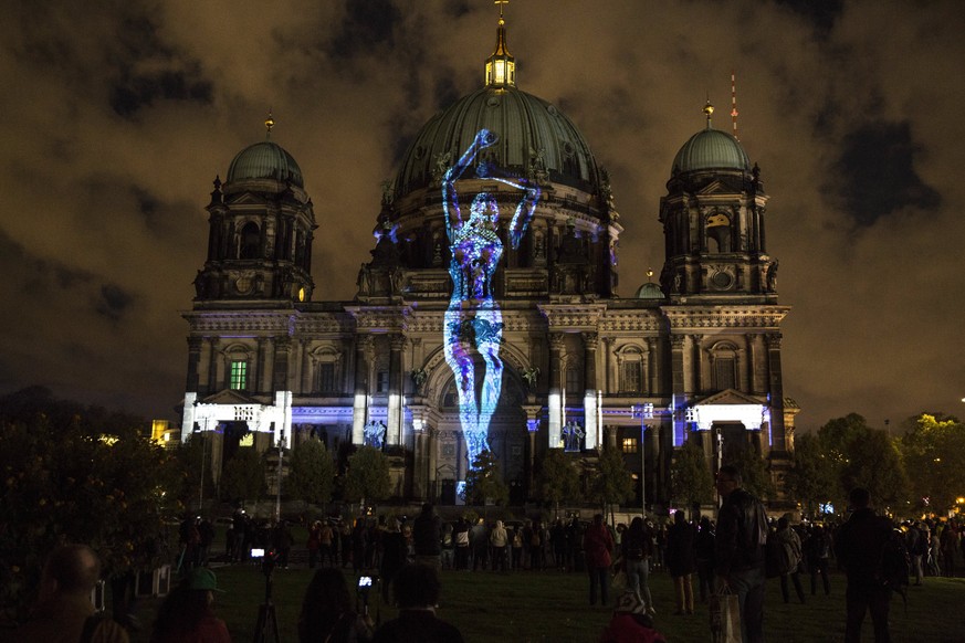 epaselect epa06248909 View of the Berlin Cathedral (German: Berliner Dom) displaying a projection during the illumination festival &#039;Berlin leuchtet&#039; (lit.: Berlin illuminated), in Berlin, Ge ...