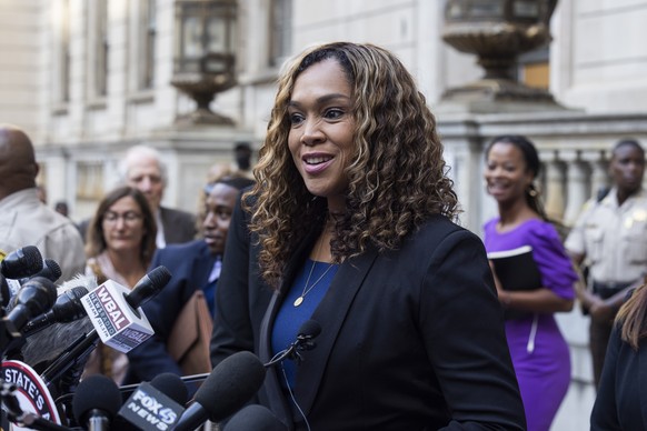 epa10194473 State&#039;s Attorney for Baltimore Marilyn Mosby (C) prepares to speak to the media after a judge vacated the murder conviction of &#039;Serial&#039; podcast subject Adnan Syed in Baltimo ...