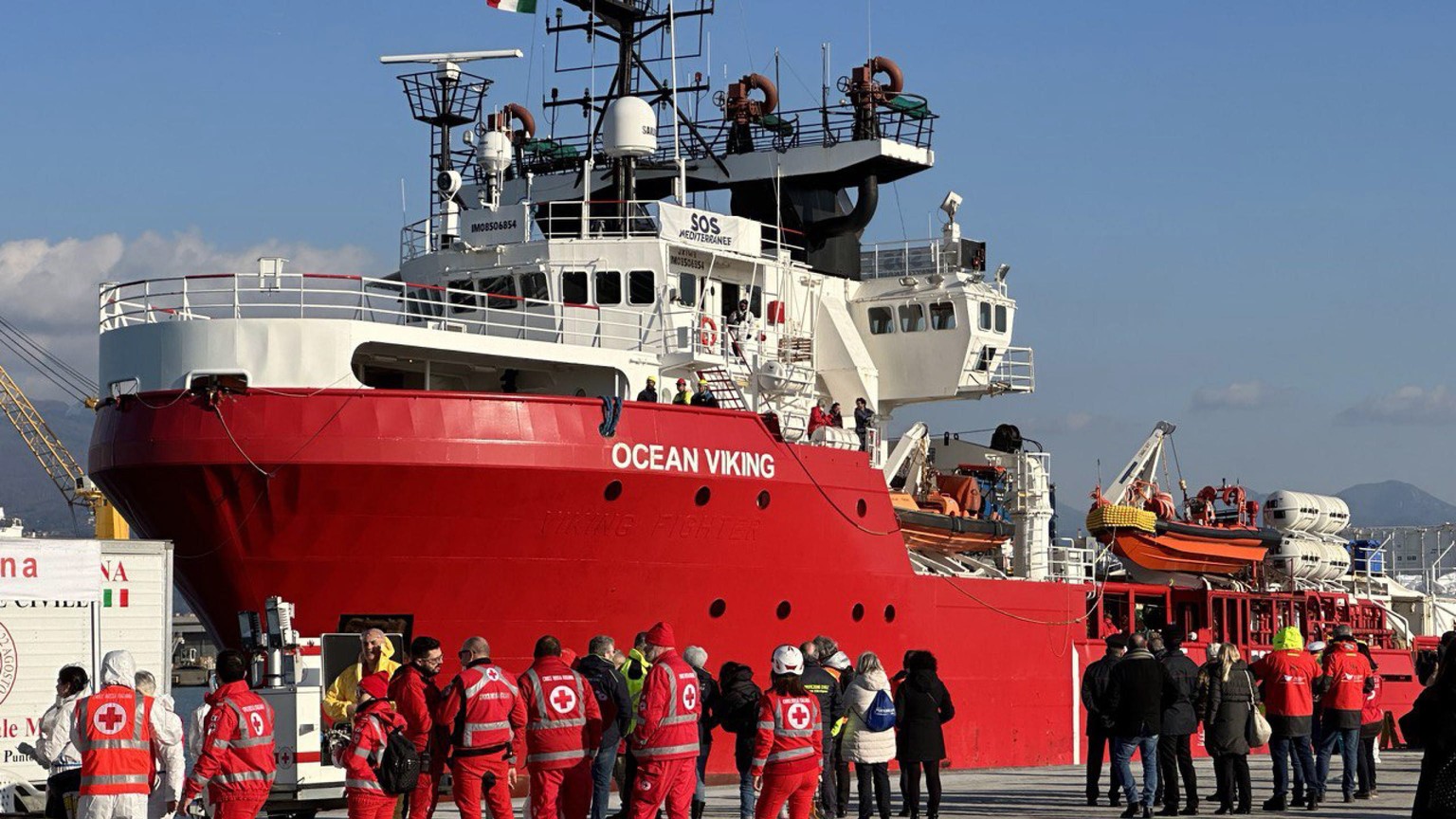 epa10438621 The Ocean Viking ship of the NGO &#039;Sos Mediterranee&#039; with 95 migrants onboard rescued off the coast of Libya docks at the port of Marina di Carrara, Italy, 29 January 2023. EPA/RI ...