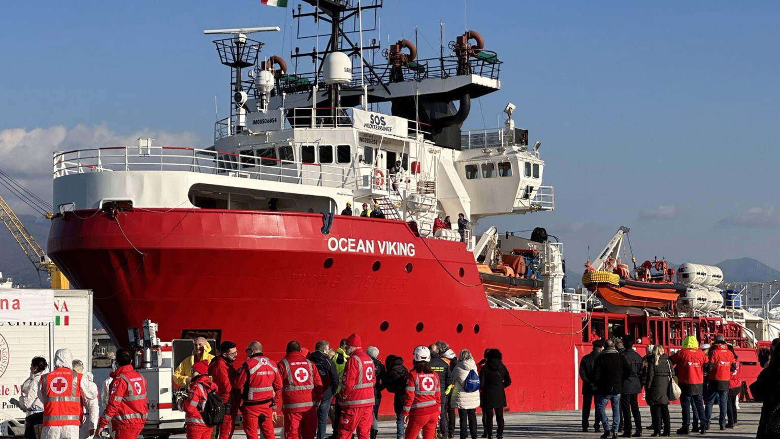 epa10438621 The Ocean Viking ship of the NGO 'Sos Mediterranee' with 95 migrants on board rescued off the coast of Libya docks in the port of Marina di Carrara, Italy, January 29, 2023. EPA/RI ...