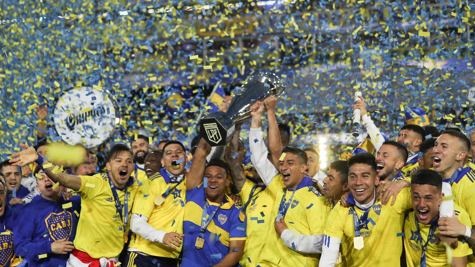 epa10262036 Players Boca Juniors celebrate after winning the Argentinian First Division soccer tournament at the La Bombonera stadium in Buenos Aires, Argentina, 23 October 2022. EPA/Juan Ignacio RONC ...