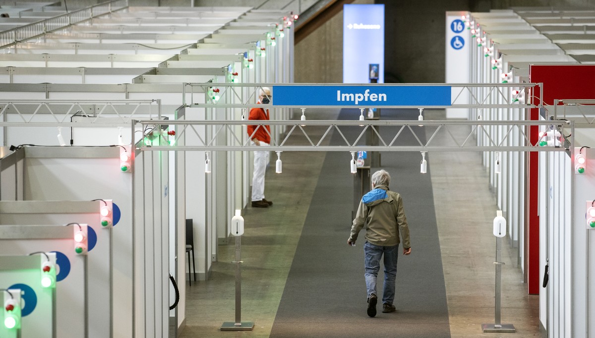Ein Mann ist auf dem Weg zum Impfen im Impfzentrum auf dem Areal der Messe Luzern, aufgenommen am Dienstag, 19. Januar 2021. (KEYSTONE/Alexandra Wey)