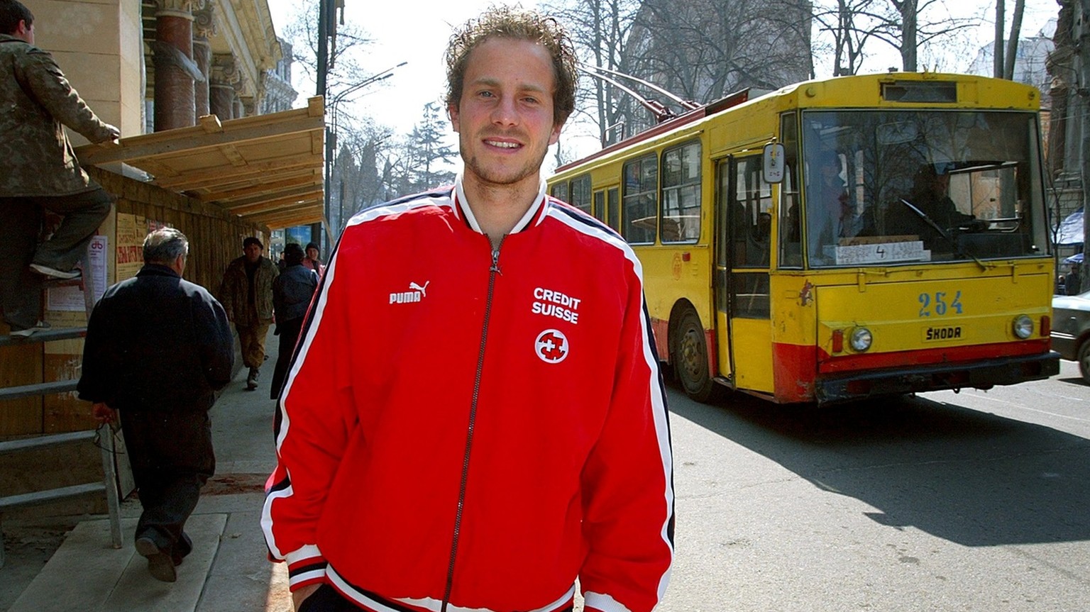 Le joueur de l&#039;equipe suisse de football, Patrick Mueller pose a la sortie de son hotel, ce mardi 1 avril 2003 a Tbilisi, Georgie. L&#039;equipe suisse affrontera la Georgie, le mercredi 2 avril  ...