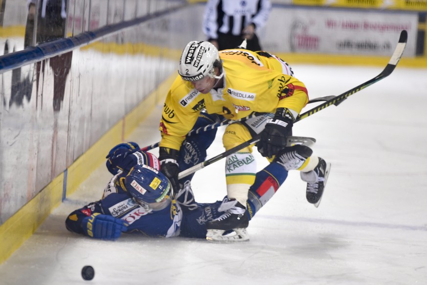 Der Berner Beat Gerber bringt den Davoser Aaron Palushaj (USA) zu Boden, im Eishockey-Qualifikationsspiel der National League zwischen dem HC Davos und dem SC Bern, am Donnerstag, 4. Maerz 2021, im Ei ...