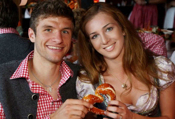 Thomas Mueller, left, of Bayern Munich attends at the Oktoberfest beer festival at the Kaefer Wiesnschaenke tent with girlfriend Lisa on Sunday Oct. 4, 2009 in Munich, Germany. ( AP Photo/ Alexandra B ...