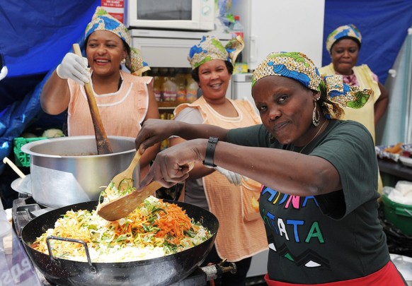 Ein Hauch von Afrika weht durch die Gassen der Winterthurer Innenstadt anlaesslich des traditionellen Afropfingsten am Samstag, 18. Mai 2013, in Winterthur. (KEYSTONE/Steffen Schmidt)