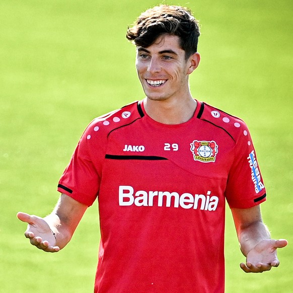 epa08563114 Leverkusen&#039;s Kai Havertz (R) and his teammate Jonathan Tah (L) attend their team&#039;s first training session at the training ground in Leverkusen, Germany, 23 July 2020. The German  ...