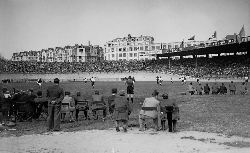 Die Schweiz besiegt in der ersten Runde der Fussball-Weltmeisterschaft 1938 im Wiederholungsspiel die Nationalmannschaft Grossdeutschlands mit 4 : 2, aufgenommen am 9. Juni 1938 im Prinzenparkstadion  ...