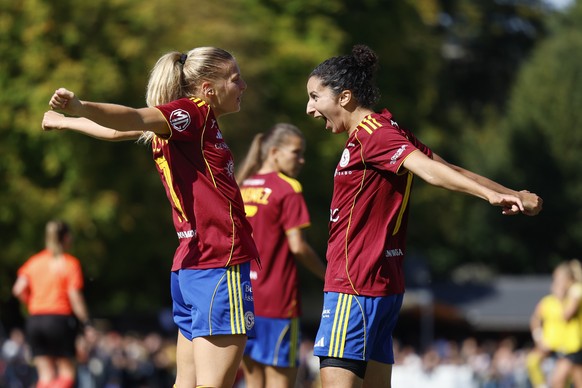 KEYPIX - Torschuetzin Anna Maria Therese Simonsson (Servette), links, jubelt mit Teamkollegin Ghoutia Habiba Karchouni nach dem Tor zum 0-1 im Fussballspiel der Women&#039;s Super League zwischen den  ...