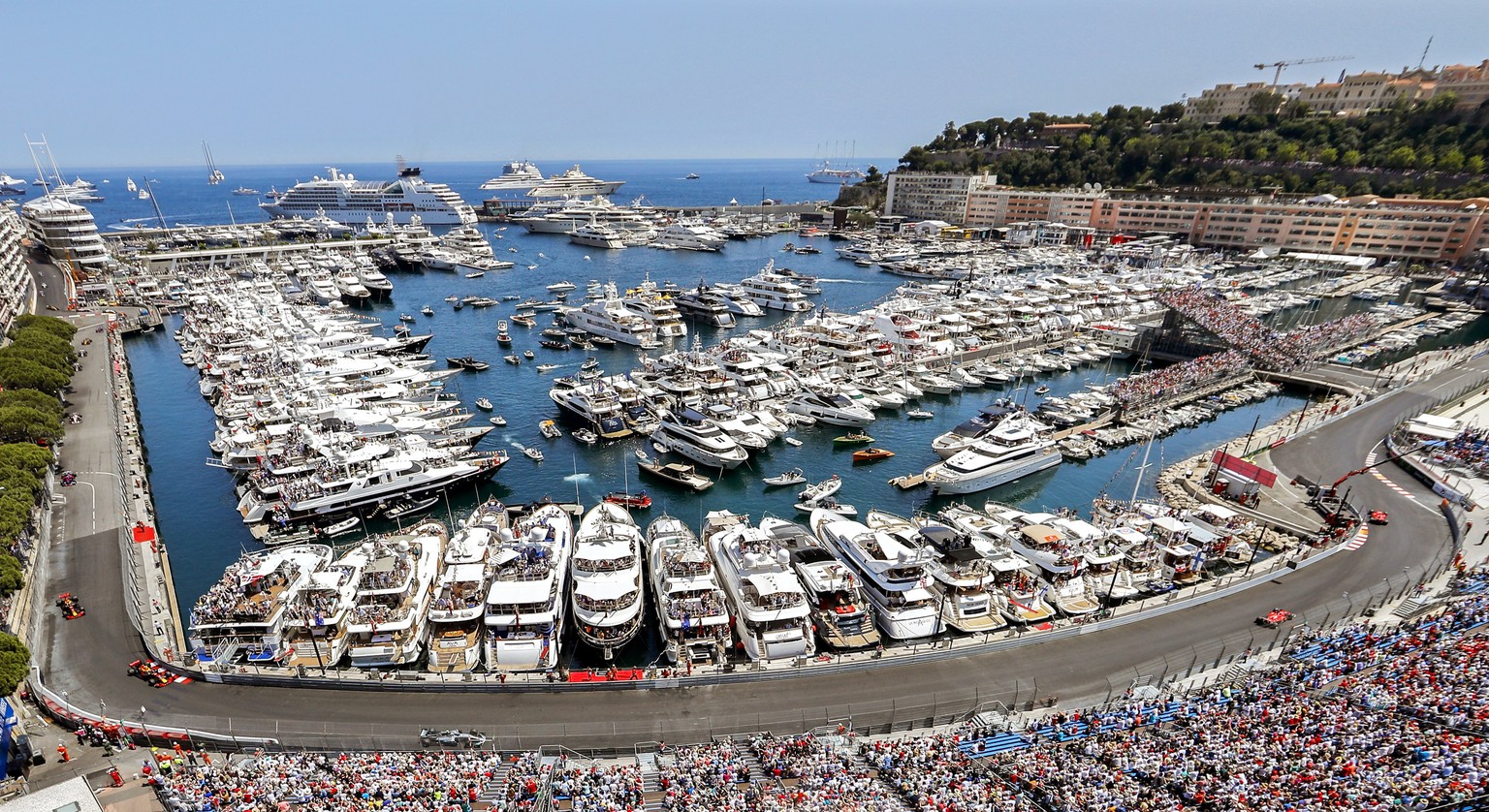 epa05995214 Formula One cars in action in front of the harbor during the 2017 Formula One Grand Prix of Monaco at the Monte Carlo circuit in Monaco, 28 May 2017. EPA/VALDRIN XHEMAJ