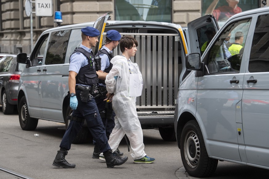 Polizisten fuehren die Klimaaktivisten der Organisation Clima Justice am Eingang der Schweizer Bank Credit Suisse ab, aufgenommen am Montag, 8. Juli 2019 auf dem Paradeplatz in Zuerich. (KEYSTONE/Enni ...