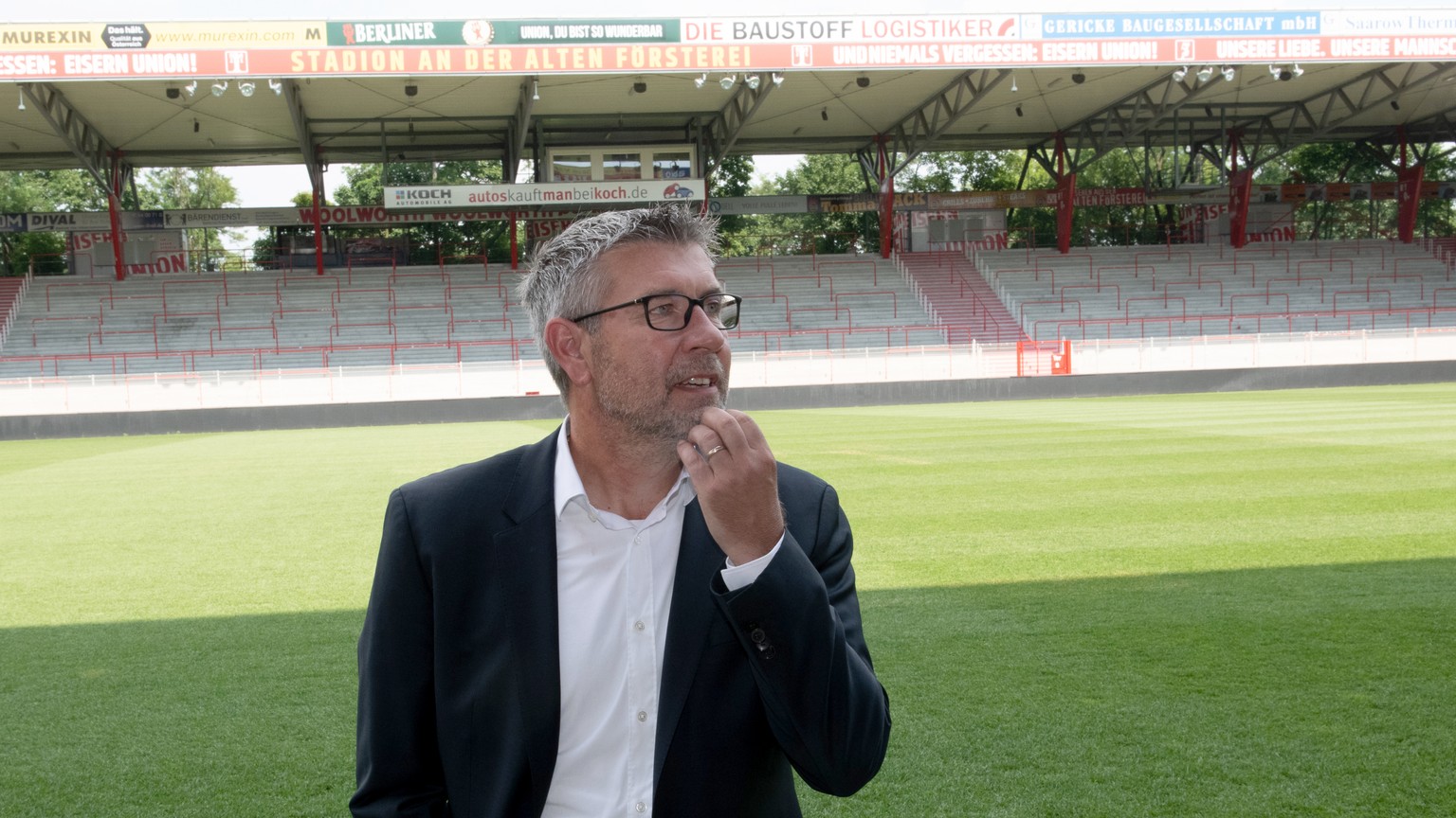 01.06.2018, Berlin: Der Schweizer Urs Fischer schaut sich nach seiner Vorstellung als neuer Cheftrainer von Fussball-Zweitligist Union Berlin das Stadion an. (KEYSTONE/DPA/Paul Zinken)