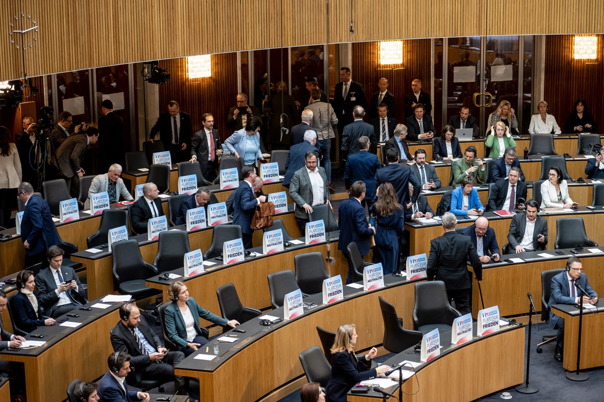 epa10550023 Austrian MPs from the right-wing Austrian Freedom Party (FPOe) leave the assembly room as a sign of protest during a video address by Ukraine's President Volodymyr Zelensky (not pictu ...