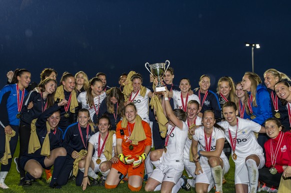 Die Zuercherinnen feiern den Schweizer Meistertitel nach dem Finalrundenspiel der Frauen Nationalliga A zwischen dem FC Zuerich und dem FC Neunkirch am Mittwoch, 25. Mai 2016 auf dem Heerenschuerli in ...