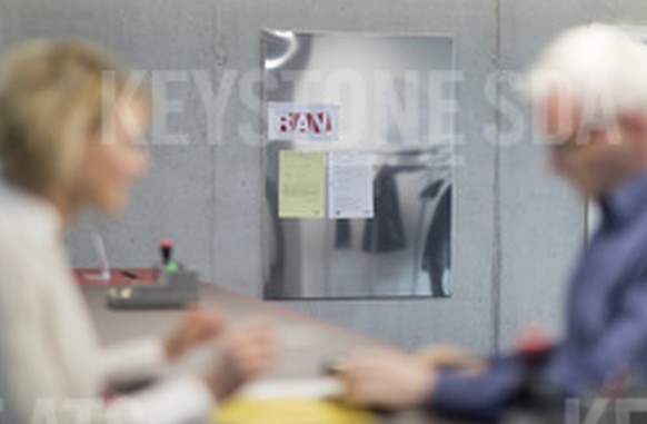 ARCHIV - ZUM ANSTIEG DER ARBEITSLOSENQUOTE AUF 2.6% IM JANUAR 2020 STELLEN WIR IHNEN FOLGENDES BILDMATERIAL ZUR VERFUEGUNG - [Symbolic Image, Staged Picture] The reception of the regional employment a ...