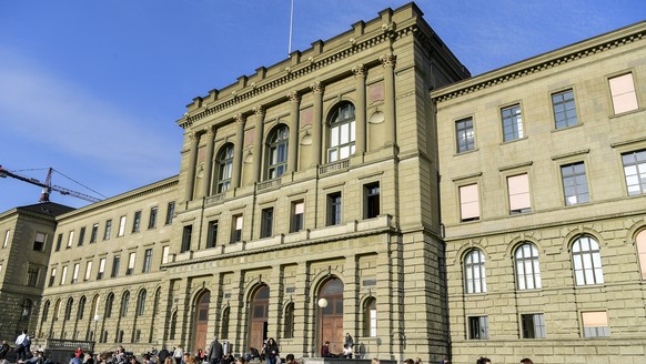 Zahlreiche Sonnenhungrige geniessen das milde Fruehlingswetter auf der Polyterrasse der ETH Zuerich am Dienstag, 14. Maerz 2017. (KEYSTONE/Walter Bieri)