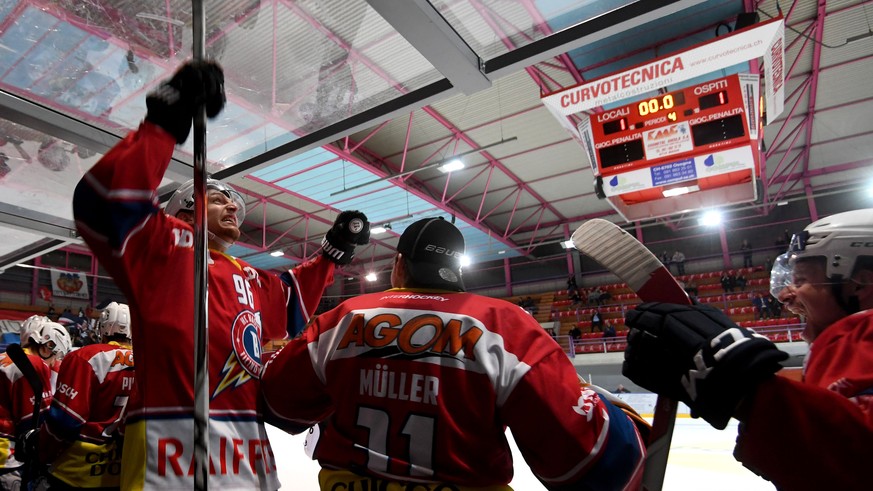 Ticino&#039;s player Colin Fontana, left, celebrates the victory after the Swiss Ice Hockey Cup round of 32 game between HC Biasca Ticino Rockets and SC Bern, at the ice stadium in Biasca, Switzerland ...