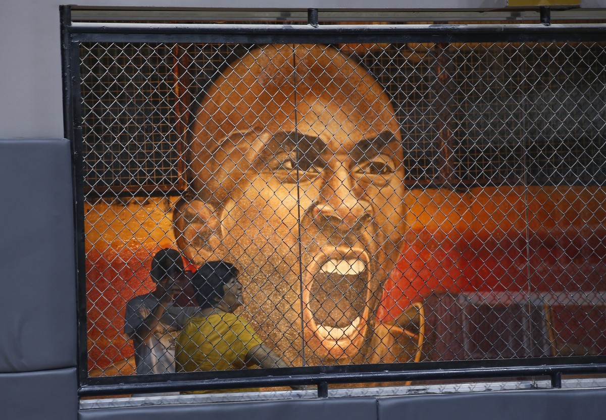 epa08170037 Fans visit a basketball facility called 'House of Kobe' displaying images of the late former Los Angeles Lakers basketball player Kobe Bryant in Valenzuela City, east of Manila,  ...