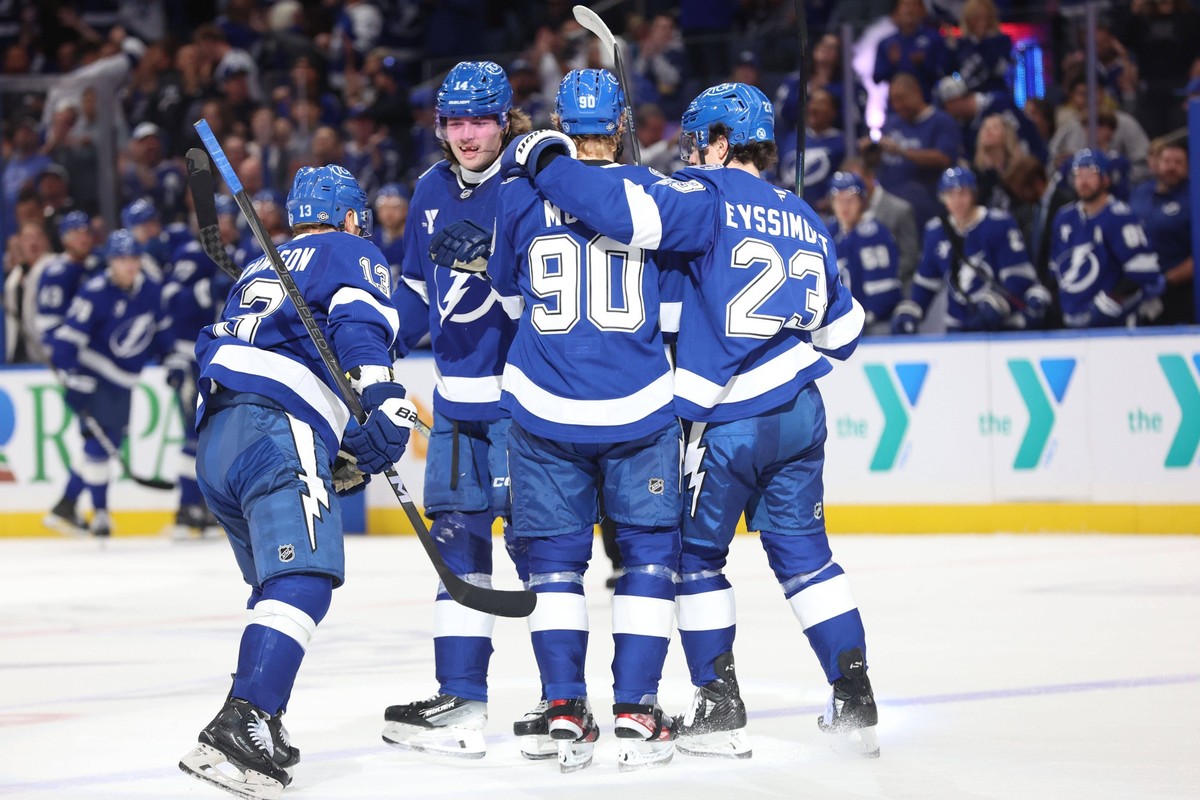 NHL, Eishockey Herren, USA Vegas Golden Knights at Tampa Bay Lightning Oct 17, 2024 Tampa, Florida, USA Tampa Bay Lightning defenseman Janis Moser 90 is congratulated after he scored a goal against th ...