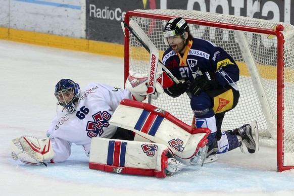 Josh Holden im Bieler Tor, er selbst trifft heute nicht.
