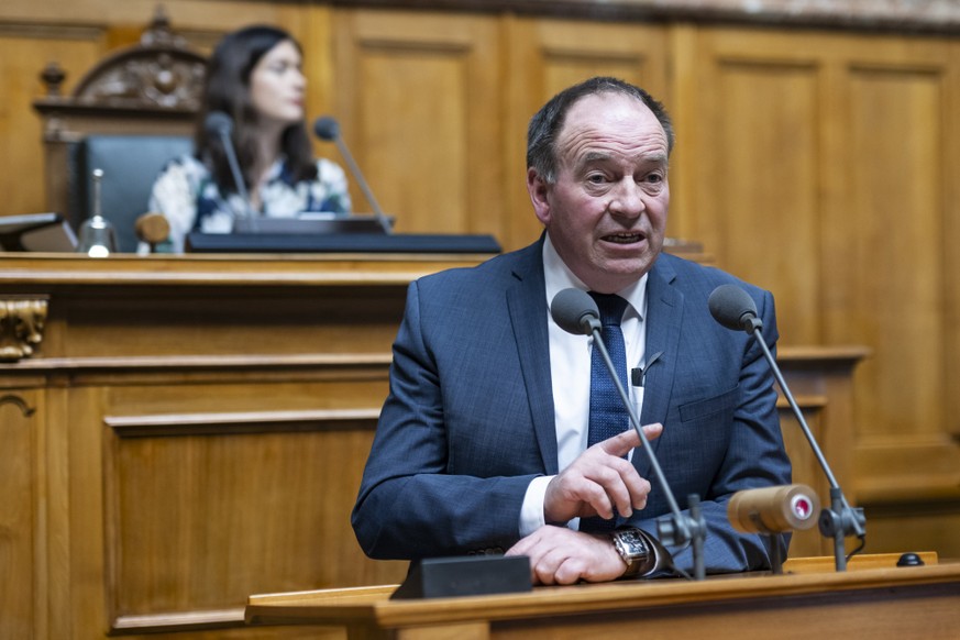 Alois Huber, SVP-AG, rechts, spricht vor Nationalratspraesidentin Maja Riniker, FDP-AG, fuer die Kommission zum Gentech-Moratorium, an der Fruehjahrssession der Eidgenoessischen Raete, am Donnerstag,  ...