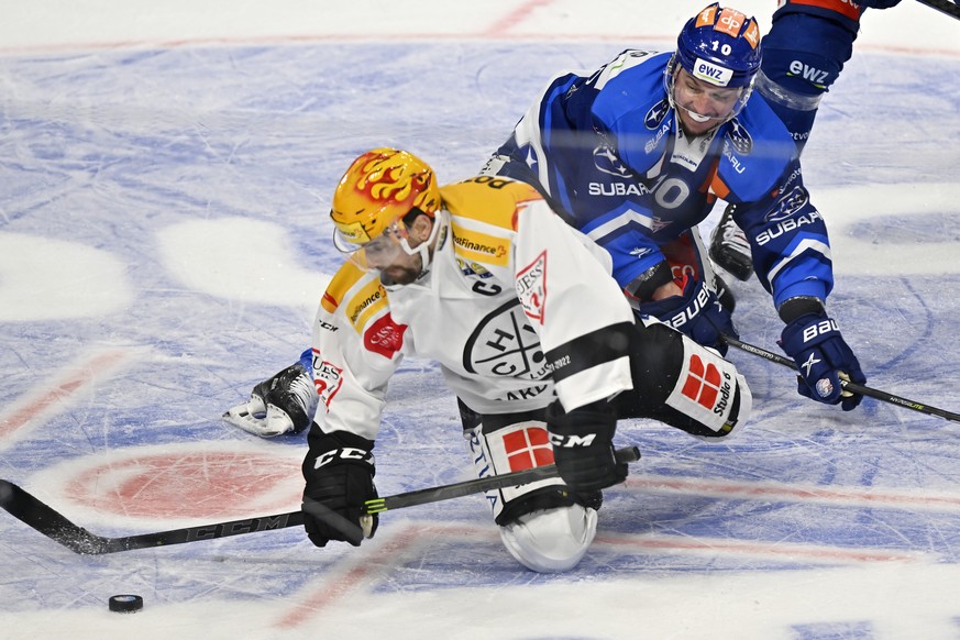 Der Zuercher Sven Andrighetto, rechts, gegen den TessinerMark Arcobello, links, beim Eishockeyspiel der National League ZSC Lions gegen den HC Lugano im Zuercher Hallenstadion am Samstag, 12. Maerz 20 ...