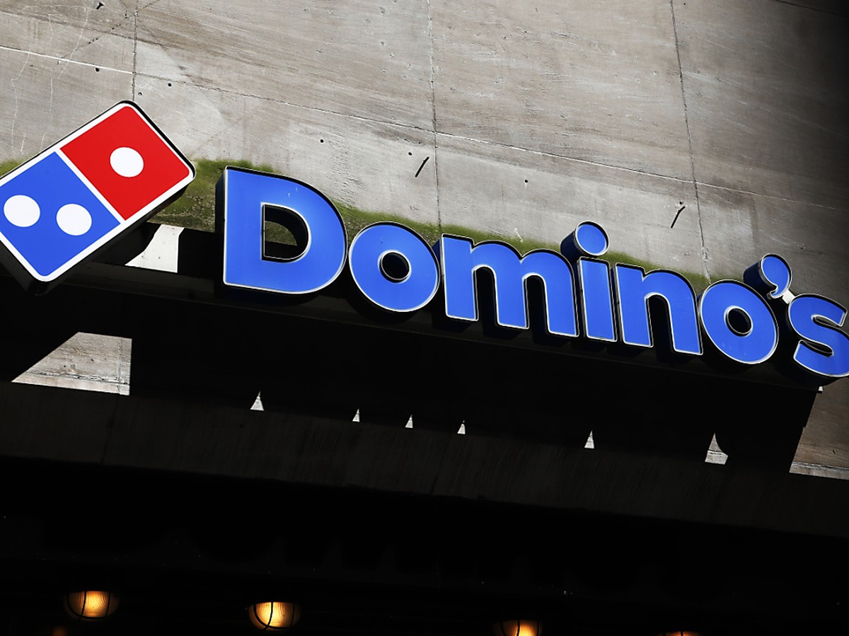 Das Logo der Fastfood-Kette Domino's wird auch nach der Strategieänderung des Mutterkonzerns in der Schweiz sichtbar bleiben. (Archivbild)