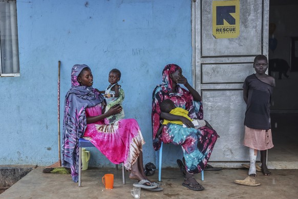 KEYPIX -Patients sit outside the malnutrition ward of Bunj Hospital in Maban, South Sudan, Tuesday, Aug. 19, 2025. (KEYSTONE/AP Photo/Caitlin Kelly)