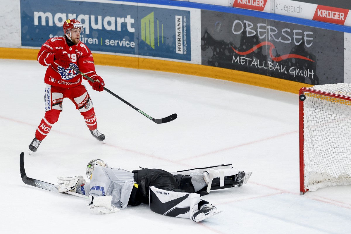 Dominic Lammer (SCRJ) vergibt gegen Torhueter Reto Berra (HCFG) waehrend dem Spiel 6 des Playoff Viertelfinals der National League zwischen den SC Rapperswil Jona Lakers und dem HC Fribourg Gotteron,  ...