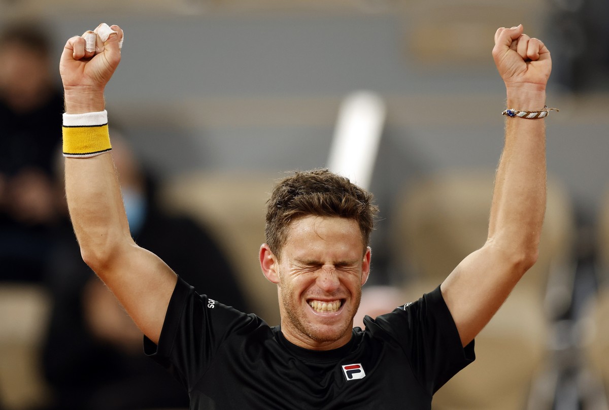 epa08725079 Diego Schwartzman of Argentina reacts after winning against Dominic Thiem of Austria in their men?s quarter final match during the French Open tennis tournament at Roland ?Garros in Paris, ...