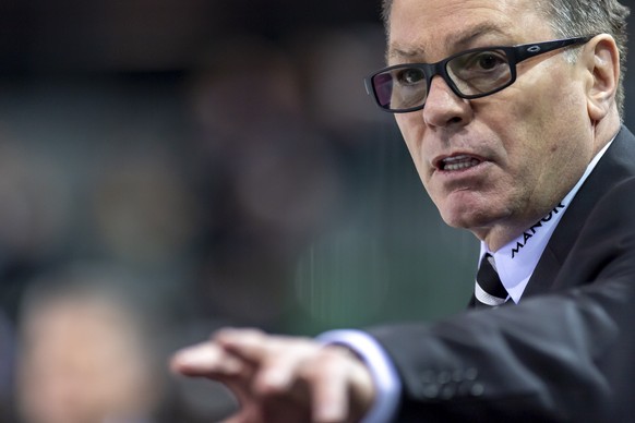 Chris McSorley, entraineur du Geneve-Servette HC, donne des consignes a ses joueurs, lors du match du championnat suisse de hockey sur glace de National League LNA, entre le Geneve Servette HC et le H ...