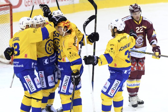 Les joueurs de Davos laissent eclater leurs joie, devant le joueur genevois, Jonathan Mercier, droite, lors du match du championnat suisse de hockey sur glace de National League LNA, entre le Geneve S ...